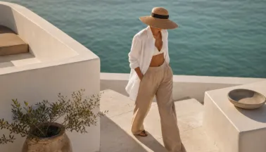 Beachwear elegante: guida a cosa indossare sopra il costume