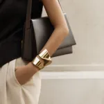 Come scegliere accessori statement: guida allo stile ed equilibrio